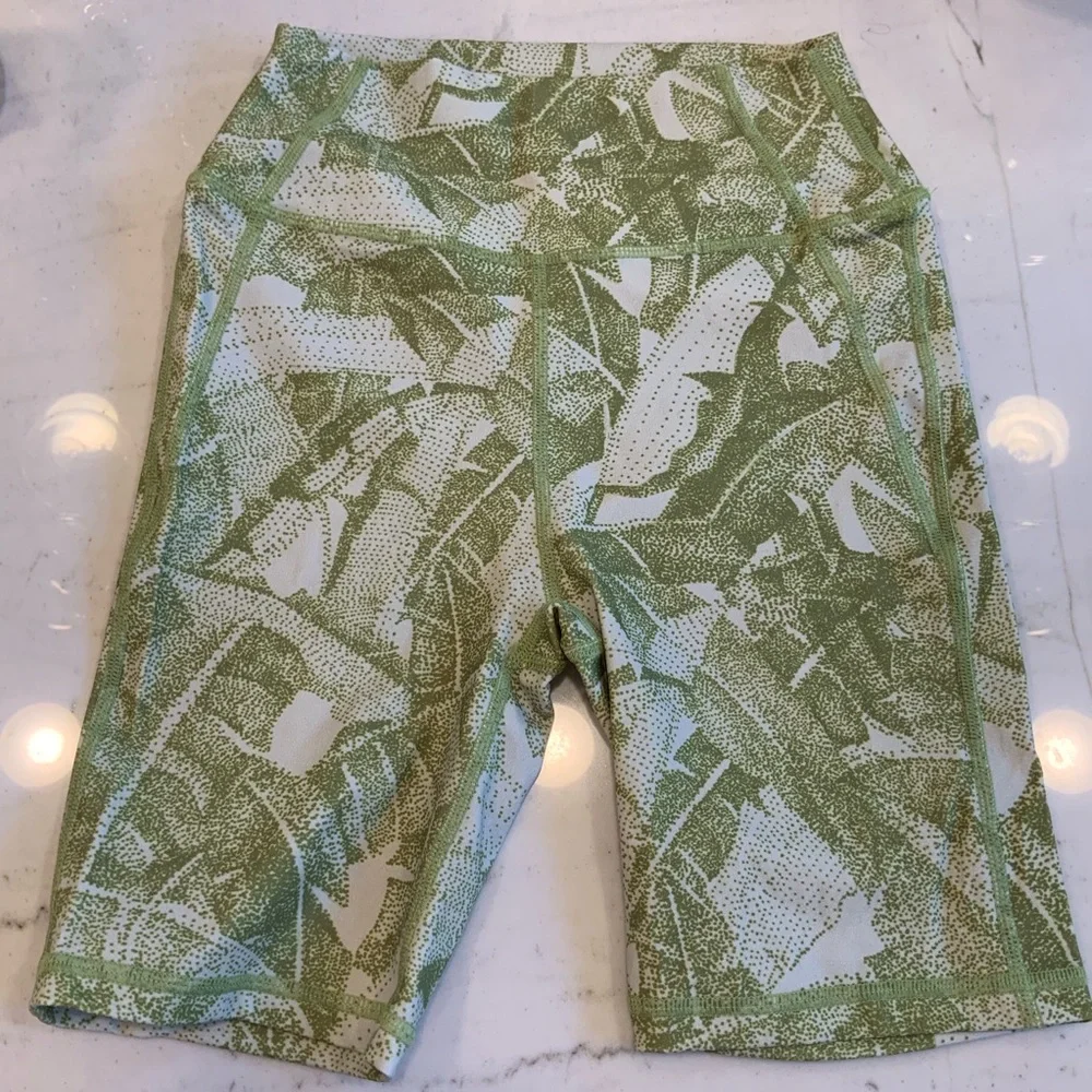 Cara Loren HIGH RISE BIKER SHORT - LEAF - Picture 6 of 6